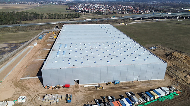 Skladovací hala u Opatovic je před dokončením, spor o ni dodnes není u konce