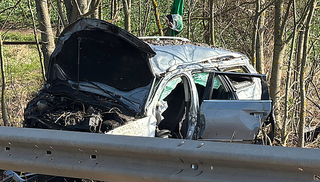 Střet se stromem na Kolínsku nepřežil jeden člověk. Řidiče transportoval vrtulník