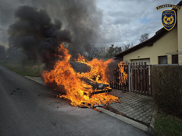 Majitel hasil své auto před domem marně. Plameny ho celé zlikvidovaly