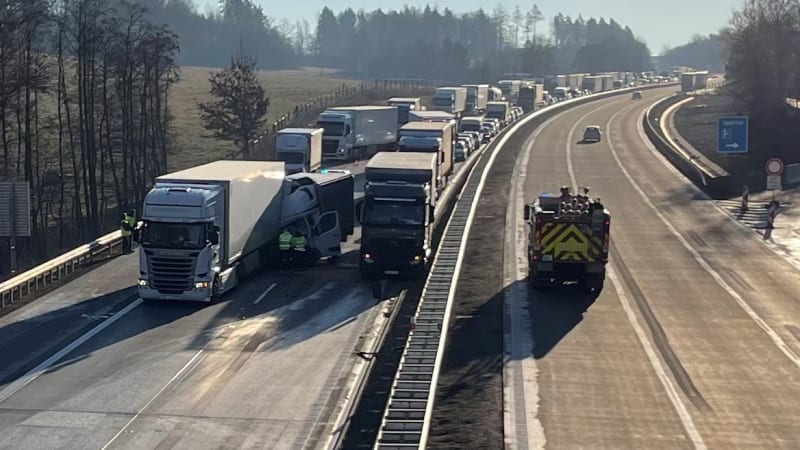 Dálnici D1 ve směru na Prahu zablokoval převrácený kamion, tvořily se dlouhé kolony