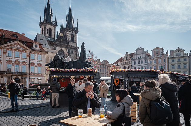 Klobása v housce za 180, na trdlo vystojíte frontu. Prošli jsme velikonoční trhy v Praze