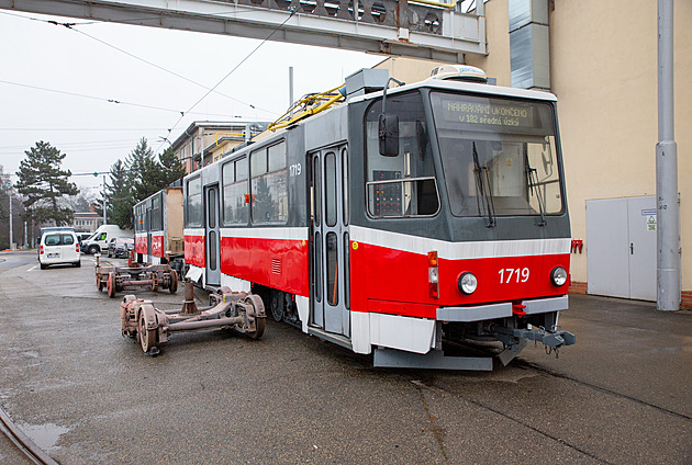 Náhrada za vysloužilé motoráky. AŽD zkouší recyklovanou bateriovou tramvaj