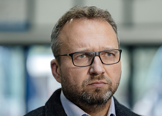 Zakomplexovaný ubožák, zní ze strany opozice na účet Klempíře po odvolání Baxy