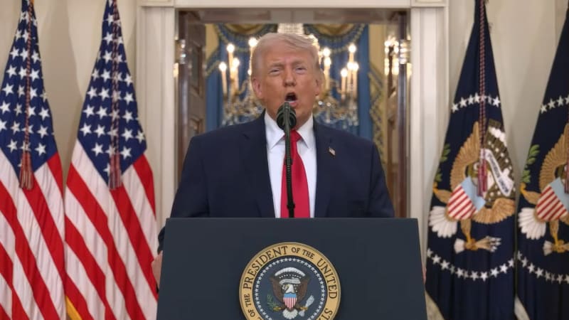 Vy šílení bastardi! Otevřete ten zatracený průliv, nebo skončíte v pekle, pohrozil Trump Íránu