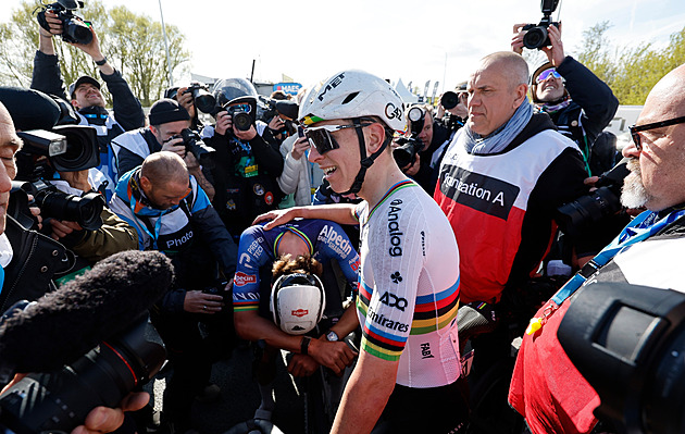 Pogačarovi i jeho soupeřům hrozí trest. Nerespektovali červenou na přejezdu