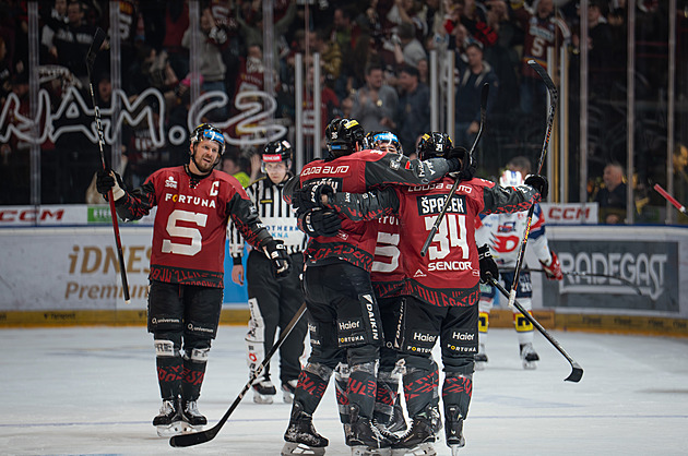 ONLINE: Sparta svalila Dynamo a srovnala sérii. Vary míří za první výhrou s Třincem