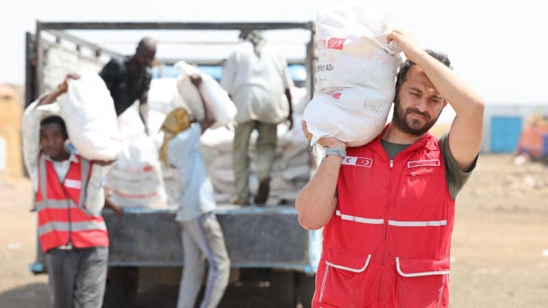 Historický propad rozvojové pomoci: Svět meziročně škrtl 40 miliard, Česko je na chvostu