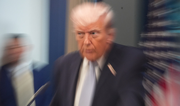 Blábolí, musíme ho svrhnout. Už i hnutí MAGA pochybuje o duševním stavu Trumpa