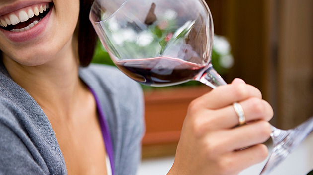 Sklenka vína denně: Prospívá skutečně zdraví, nebo jde o nebezpečný mýtus?