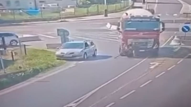 V Žatci srazil cyklistku, zastavil po metrech, ukazují záběry. Řidiči domíchávače hrozí 4 roky