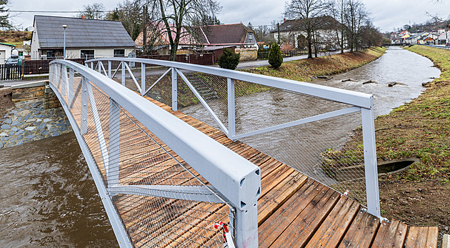 Lávka je od Vánoc hotová, kvůli přeložce kabelu ji nemohli otevřít