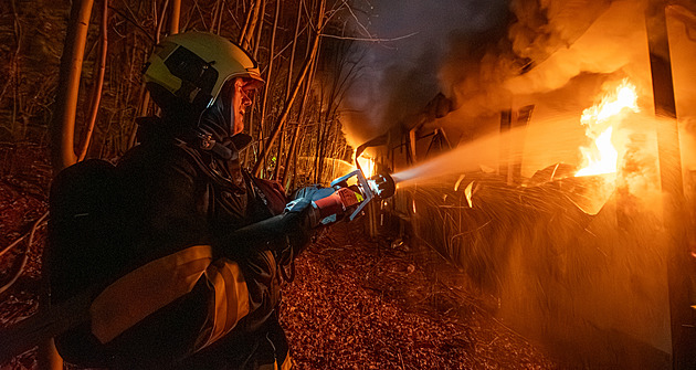 Při nočním požáru pekárny na Karvinsku se těžce popálil muž, zraněný je i hasič