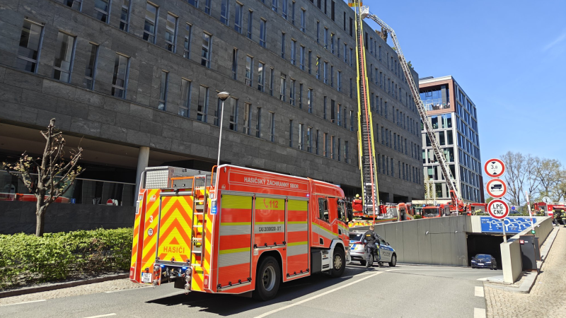 Poplach v Praze: Hoří střecha kancelářské budovy, evakuovalo se 500 lidí