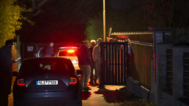 Zásah v Šestajovicích: Podle sousedů šlo o známou firmu, dealer měl být pod vlivem