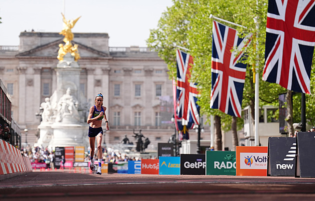 Noha mi explodovala, líčila běžkyně se zakrvácenou botou po maratonu