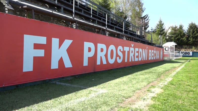 Rozzuřená fanynka na Valašsku napadla mladého rozhodčího. Skončil v bezvědomí