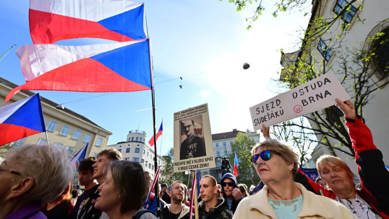 Pohraničí je naše, skandují v Brně příznivci SPD před akcí sudetských Němců. Dorazil i Okamura