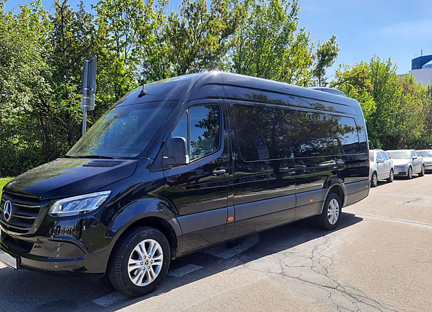 Ukrajinec zneužíval dávky. Dostal na nich přes milion a vozil se v mercedesu