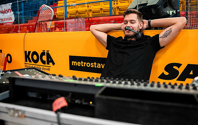 Mistr efektů. Fait si hraje s ohněm i se dřevem, nad palubovkou zas létá se Sršni