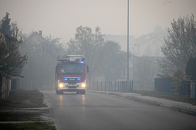 Při hašení obřího požáru v Polsku se zřítil letoun, pilot zemřel