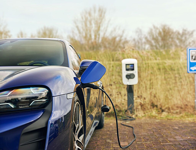Firmy s povinnou elektromobilizací nesouhlasí. Přestaly by kupovat služebáky