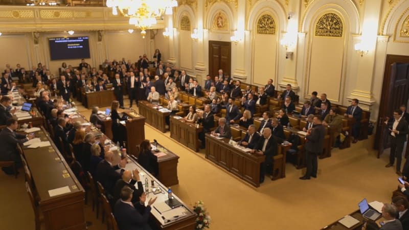Střízlivá Sněmovna? STAN si chce posvítit na alkohol při jednání. Návrh politiky rozděluje