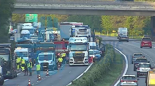 Dálnici D11 uzavřela nehoda. Motorkář ve zúžení narazil do kamionu a zemřel