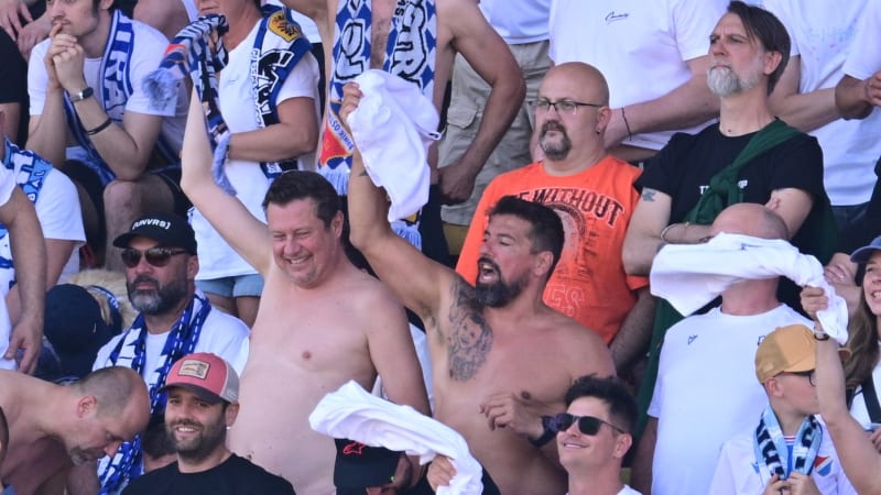 OBRAZEM: Bez trika fandili Baroš i Krajčo. Tisíce Baníkovců pomohly odvrátit sestup