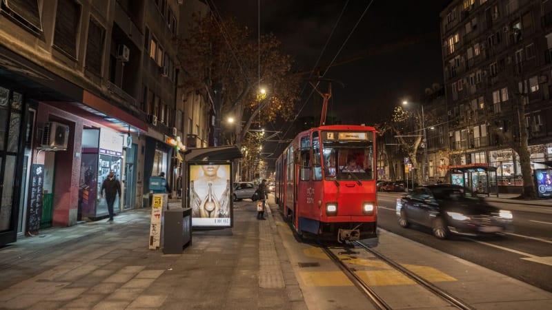 Zničená kabina i vytrhané sedačky. Tramvaj československé výroby vykolejila v Bělehradě