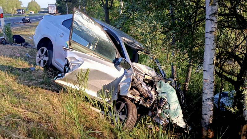 Vážná nehoda na D6 u Stochova: Osobní vůz narazil do kamionu, dálnice stála