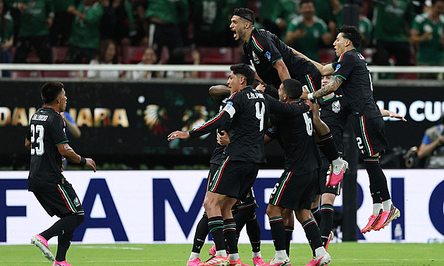 ONLINE: Mexiko - Jižní Korea 1:0, brankář neudržel míč, chybu trestá Romo