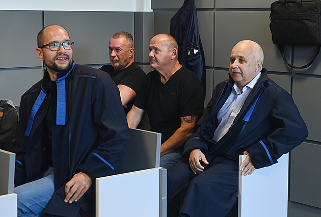 Ke krácení daní došlo, řekl soud. Přesto 13 lidí a firmu FAU zprostil obžaloby