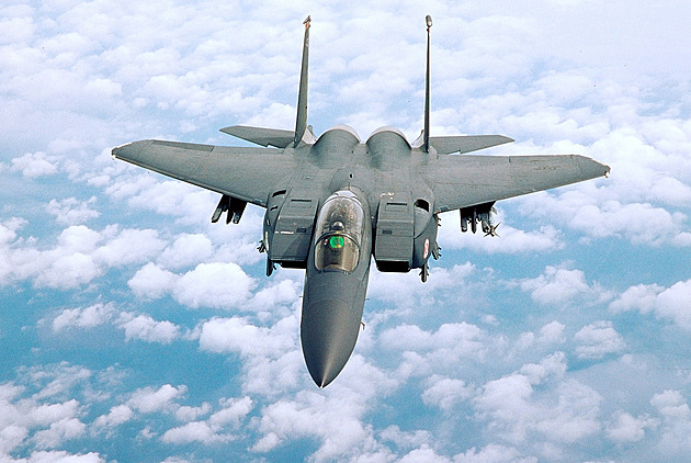 Vytvořily roj ve tvaru medúzy, řekl o íránských dronech šokovaný pilot F-15