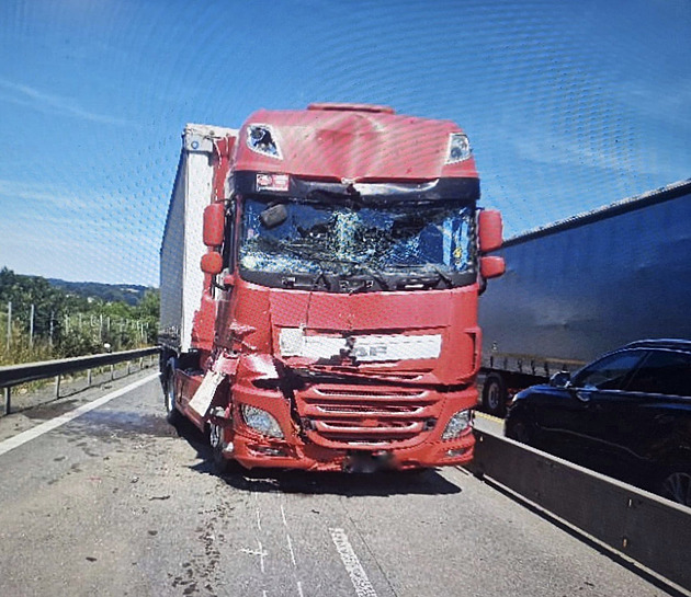 Nehoda dvou nákladních aut blokuje D1 u Prahy, směr do Brna stojí