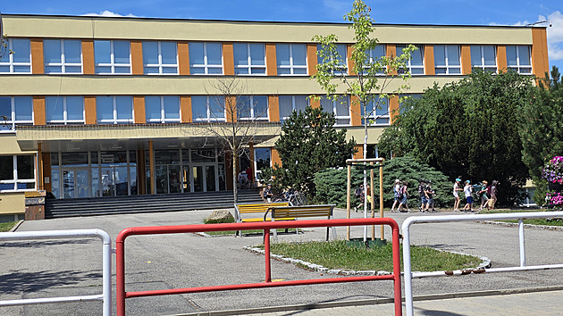„Povzdychat do ouška.“ Učitel psal 13leté žačce sexuální zprávy. Řeší to kriminálka