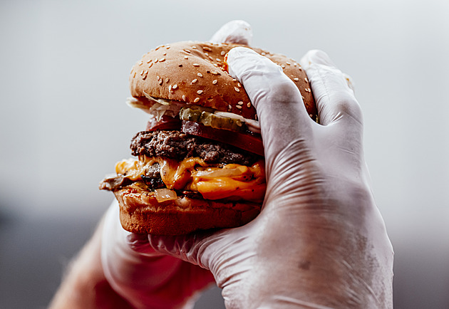 Samoobsluha místo fronty. Five Guys v Praze zavedl kiosky