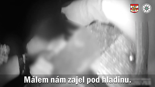 Nikam neplavete, jste ožralý, tahali policisté muže z vody. Jinde chlapec utonul