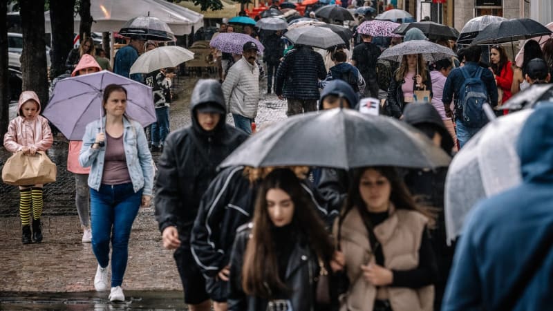 MAPA: Přiženou se bouřky, platí řada výstrah. Teploty budou atakovat čtyřicítky