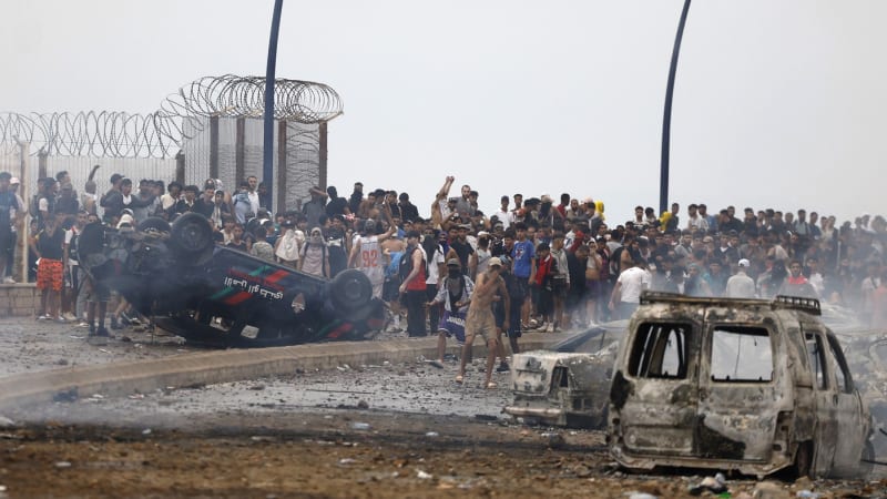 Z Maroka přišlo 60 tisíc migrantů, odhadují úřady. Do Ceuty míří španělský premiér