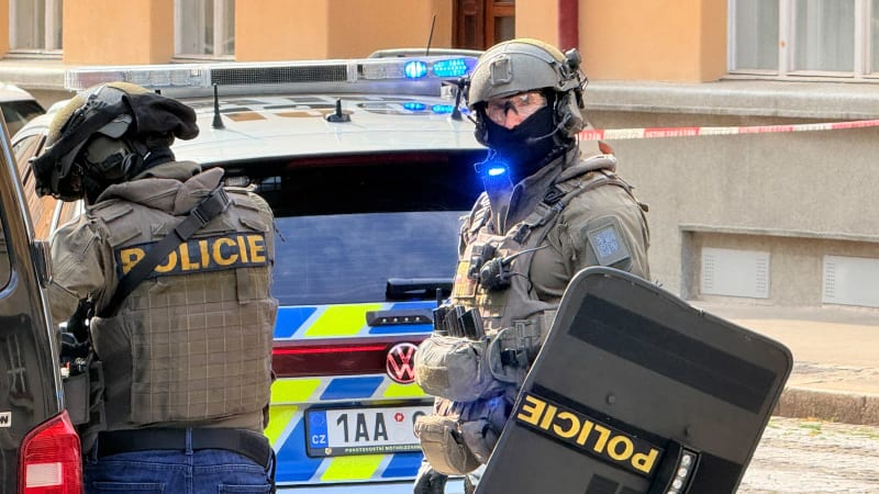 Poplach v Praze. Zasahovali policisté se samopaly, v bytě se zabarikádoval muž