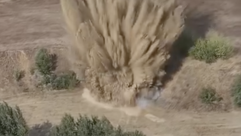 Slovenští pyrotechnici zneškodnili obří leteckou minu. Záběry ukazují řízenou explozi