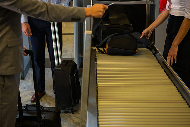 Zpožděný kufr vás může stát víc než letenka. Rozhoduje, co koupíte jako první
