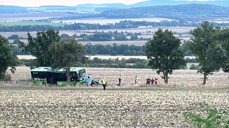 Tragická nehoda autobusu na Chomutovsku: Po srážce s autem zahynuli tři lidé