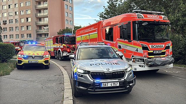 Požár umakartového jádra zdevastoval byt v Praze. Hasiči zachránili pět lidí
