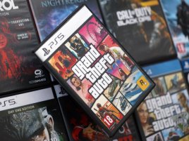 Jason krade auta, tankuje i vybuchuje. Další úniky GTA 6 jsou zase venku