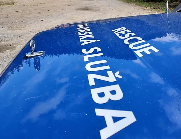 Horský záchranář zemřel po autonehodě na sjezdovce, jeho kolegu policie obvinila