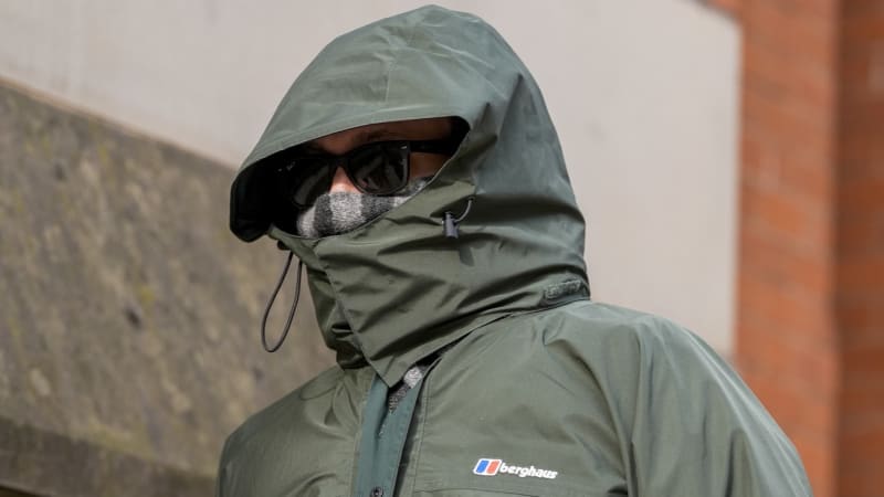 Omámil manželku a nechával ji znásilňovat jinými. Před soud v Anglii míří i oceněný záchranář