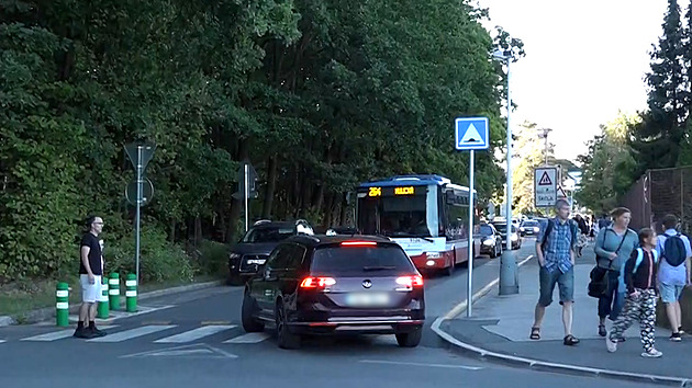 Děti se vrací do lavic, podívejte se na šrumec před pražskou základní školou