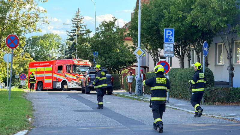 Poplach v Praze: U nemocnice našli funkční granát. Zasahují pyrotechnici