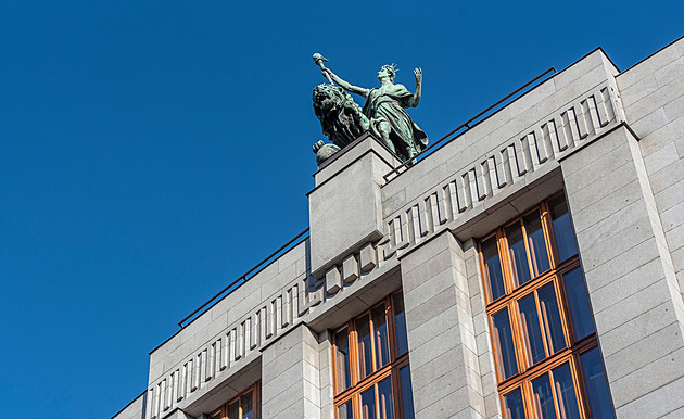 Někteří finanční poradci zneužívají školní přednášky, varovala ČNB